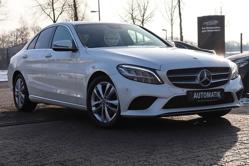 Weiß Gebraucht 2019 Mercedes C300e Avantgarde Limousine | 29.999 € (Fairer Preis) - Bild 1/4