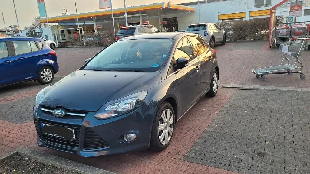 Używany Ford Focus Titanium 150 KM (110 kW) 2011 Szary Sedan/Limuzyna