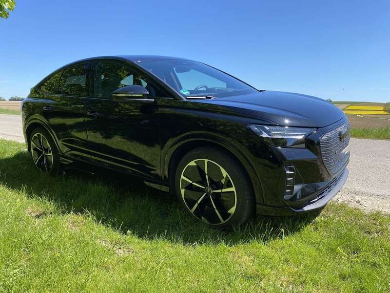 Schwarz Gebraucht 2023 Audi Q4 e-tron S-Line SUV | 49.700 € (Teuer) - Bild 1/4