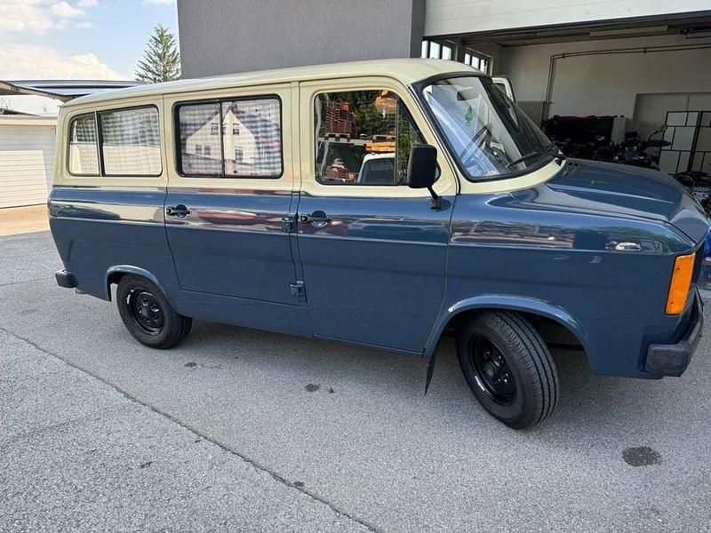 Second-hand Ford Transit 77 CP (56 kW) 1983 Albastru Monovolum
