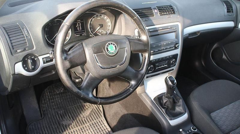Gebraucht Skoda Octavia Impuls Edition 105 PS (77 kW) 2011 Blau Kombi
