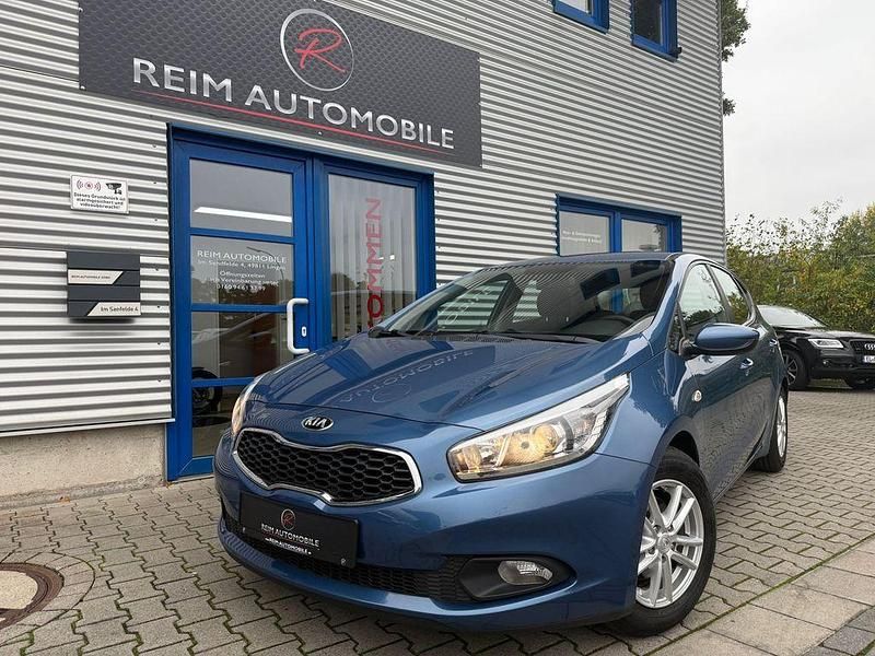 Blau Gebraucht 2014 Kia Ceed Attract Limousine | 8.950 € (Etwas zu teuer) - Bild 1/4