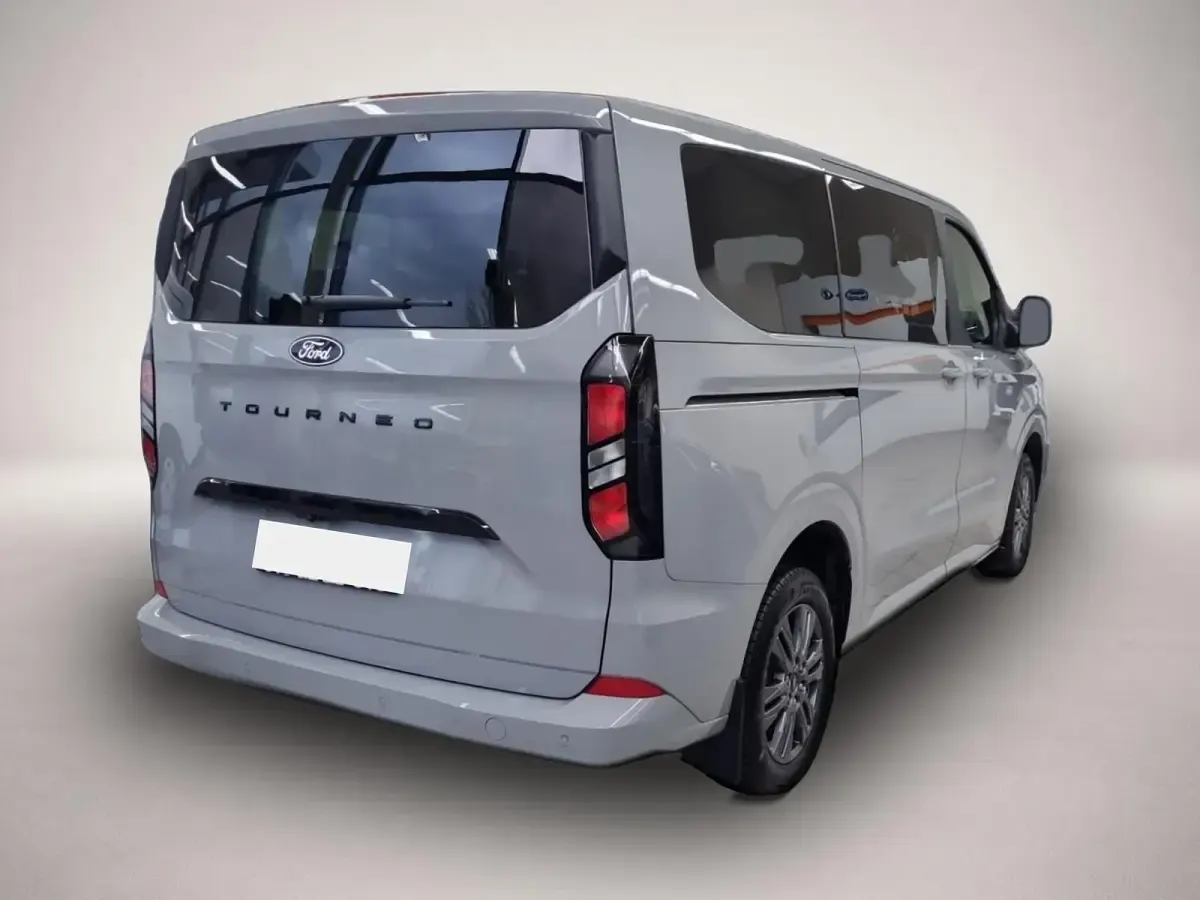 Gebraucht Ford Tourneo Custom Titanium 150 PS (110 kW) 2026 Manufacturer Van