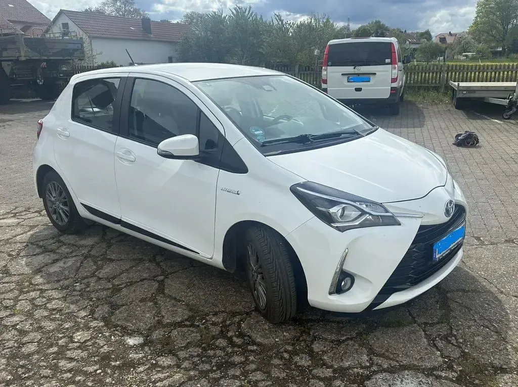 Gebraucht Toyota Yaris 73 PS (53 kW) 2017 Weiß Limousine