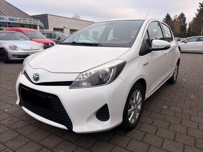 Weiß Gebraucht 2013 Toyota Yaris Hybrid Life Kleinwagen | 6.990 € (Fairer Preis) - Bild 1/4
