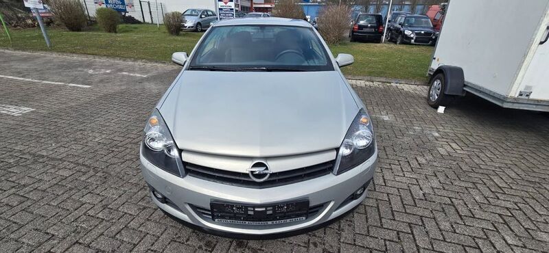 Silber Gebraucht 2005 Opel Astra GTC Sport Coupé | 3.777 € (Etwas zu teuer) - Bild 1/4