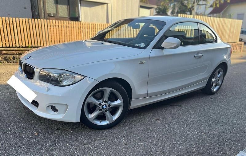 Weiß Gebraucht 2011 BMW 120 Coupé Coupé | 6.700 € (Fairer Preis) - Bild 1/4