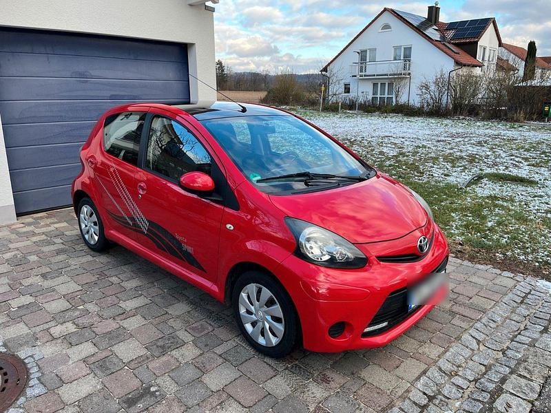 Rot Gebraucht 2013 Toyota Aygo Cool Kleinwagen | 3.250 € (Guter Preis) - Bild 1/4