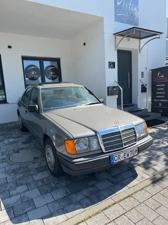 Gebraucht Mercedes E230 132 PS (97 kW) 1987 Braun Limousine