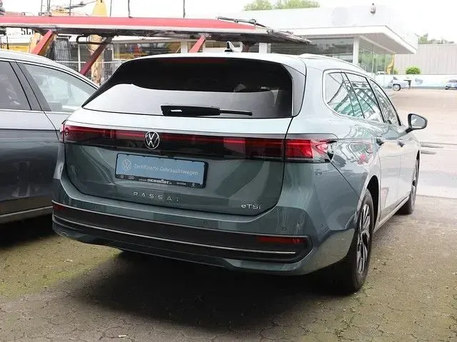 Gebraucht VW Passat Business 150 PS (110 kW) 2025 Maripositgrün metallic Kombi