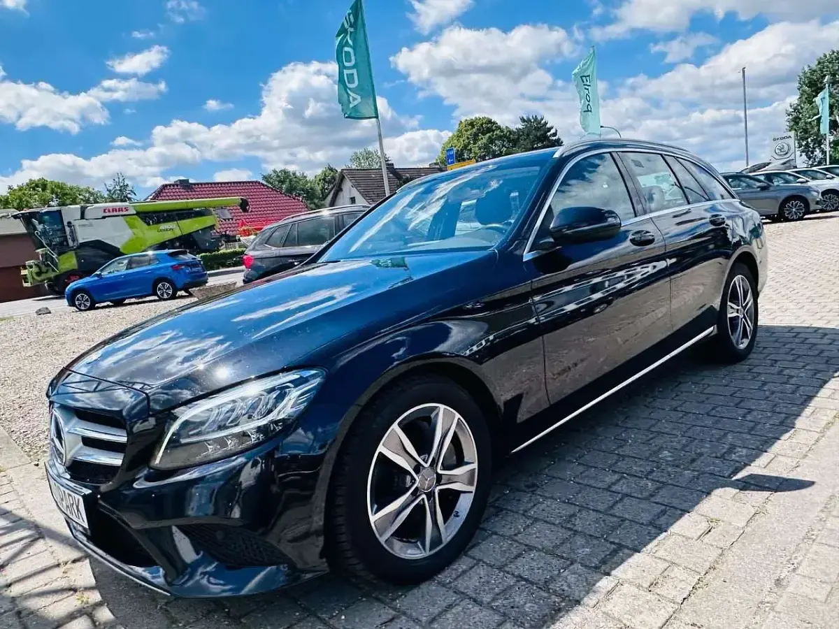 Gebraucht Mercedes C300 Avantgarde 245 PS (180 kW) 2019 Obsidianschwarz  metalliclack Kombi