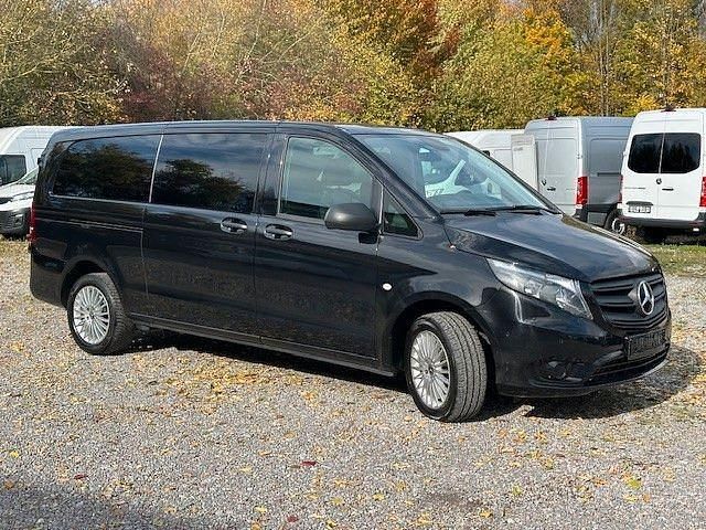Schwarz Gebraucht 2023 Mercedes Vito Kombi | 35.688 € (Teuer) - Bild 1/4