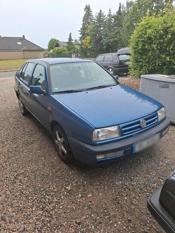 Blau Gebraucht 1995 VW Vento Limousine | 1.650 € - Bild 1/4