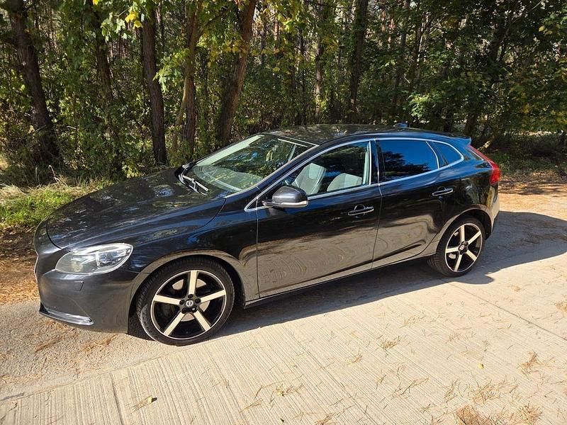 Schwarz Gebraucht 2015 Volvo V40 Momentum Kombi | 9.900 € (Guter Preis) - Bild 1/4