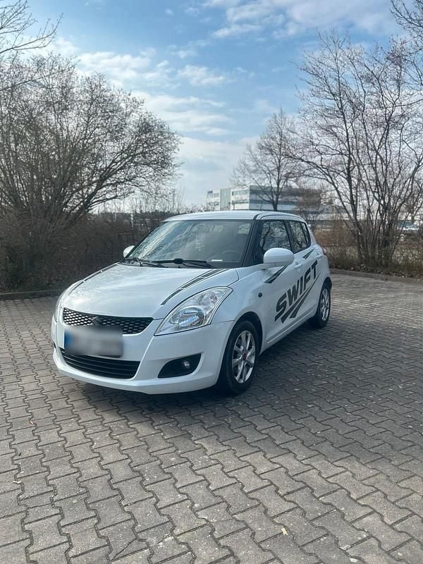 Weiß Gebraucht 2013 Suzuki Swift Kleinwagen | 5.999 € (Fairer Preis) - Bild 1/4