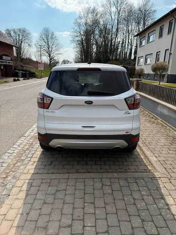 Usado Ford Kuga Trend 182 HP (133 kW) 2017 Branco SUV