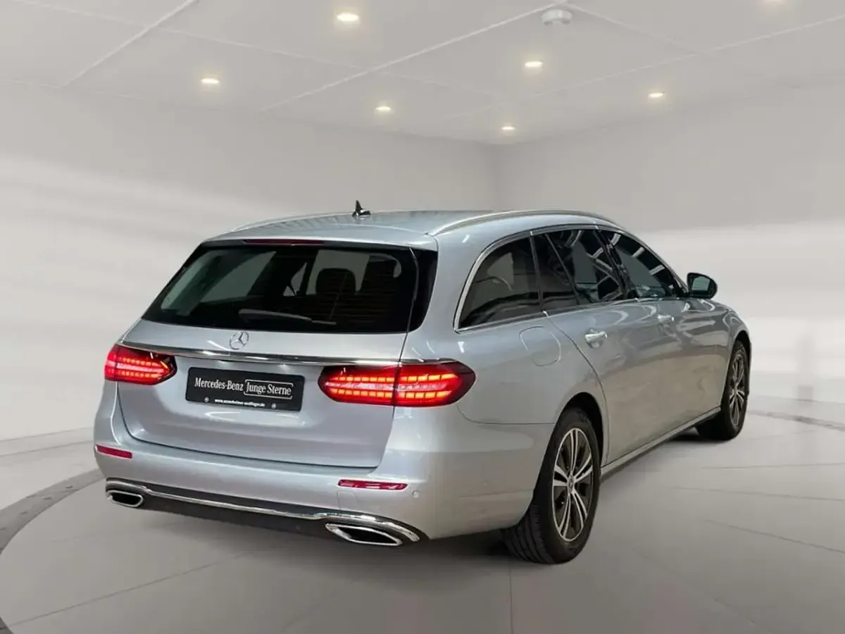 Gebraucht Mercedes E220 Avantgarde 200 PS (147 kW) 2022 Metalliclack hightechsilber Kombi