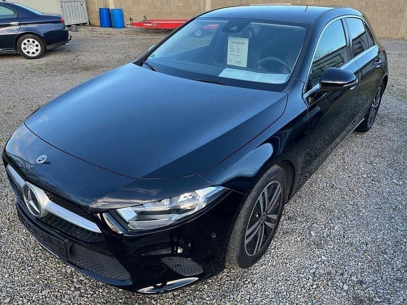 Schwarz Gebraucht 2022 Mercedes A180 Limousine | 21.500 € (Guter Preis) - Bild 1/4