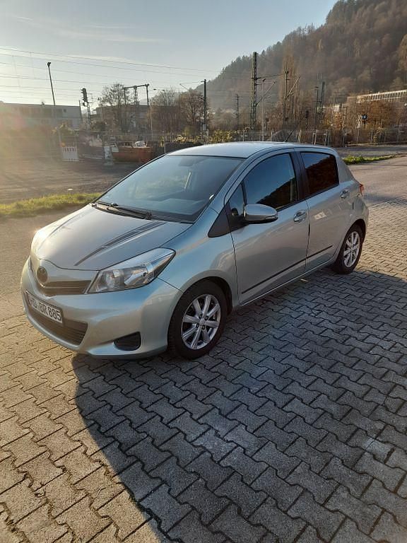Grün Gebraucht 2012 Toyota Yaris Limousine | 4.900 € (Fairer Preis) - Bild 1/4