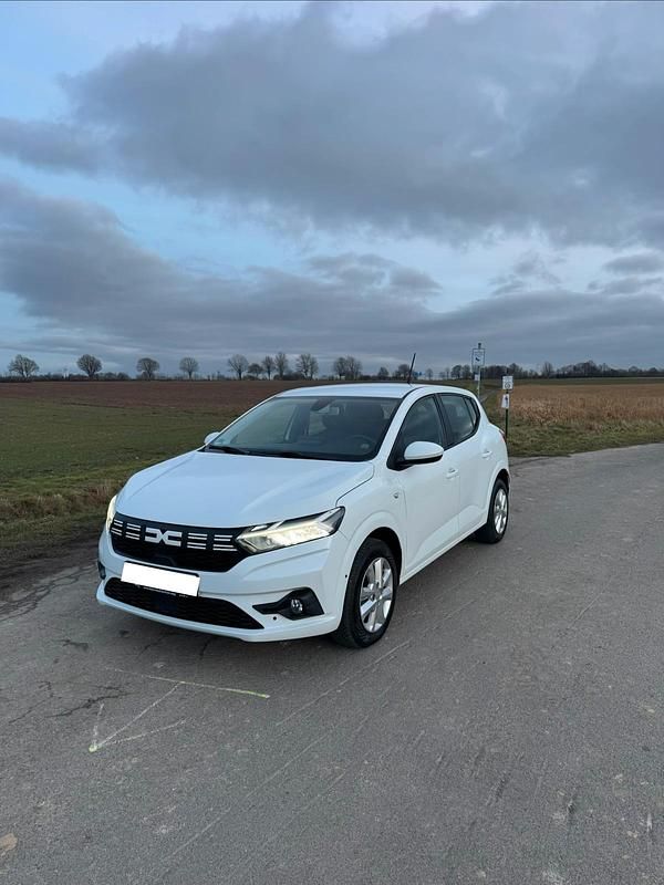 Weiß Gebraucht 2023 Dacia Sandero Limousine | 11.990 € (Superpreis) - Bild 1/4