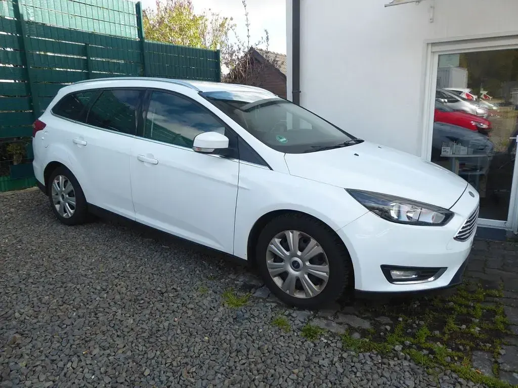 Käytetty Ford Focus Titanium 120 HP (88 kW) 2015 Valkoinen Sedan