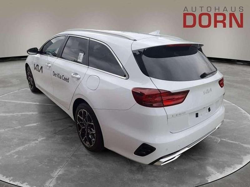 Neu Kia Ceed Spirit 140 PS (102 kW) 2025 Carraraweiss Kleinwagen