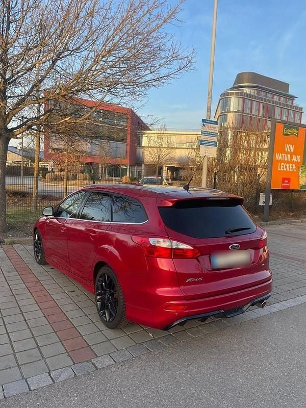 Gebraucht Ford Focus ST-Line 163 PS (119 kW) 2013 Rot Kombi