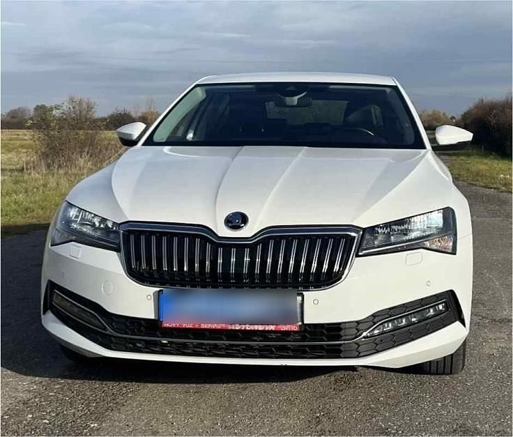 Weiß Gebraucht 2021 Skoda Superb Limousine | 19.190 € (Teuer) - Bild 1/4