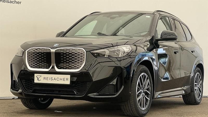 Saphirschwarz metallic Gebraucht 2025 BMW iX1 M Sport SUV | 54.495 € (Teuer) - Bild 1/4