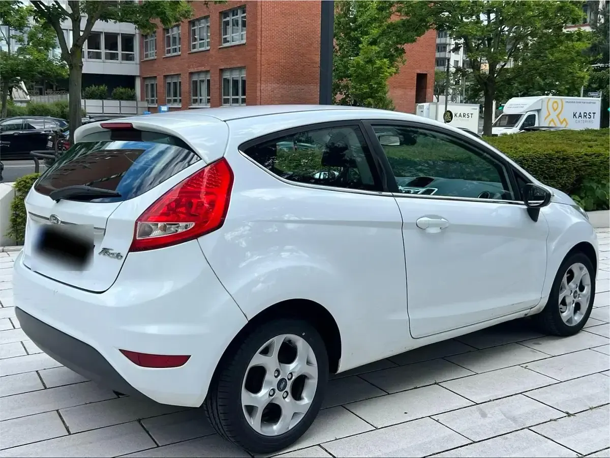 Usata Ford Fiesta Titanium 95 CV (69 kW) 2011 Bianco Utilitaria