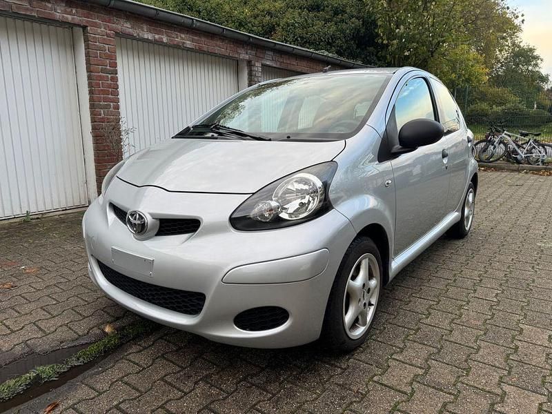 Silber Gebraucht 2011 Toyota Aygo Kleinwagen | 3.980 € (Fairer Preis) - Bild 1/4