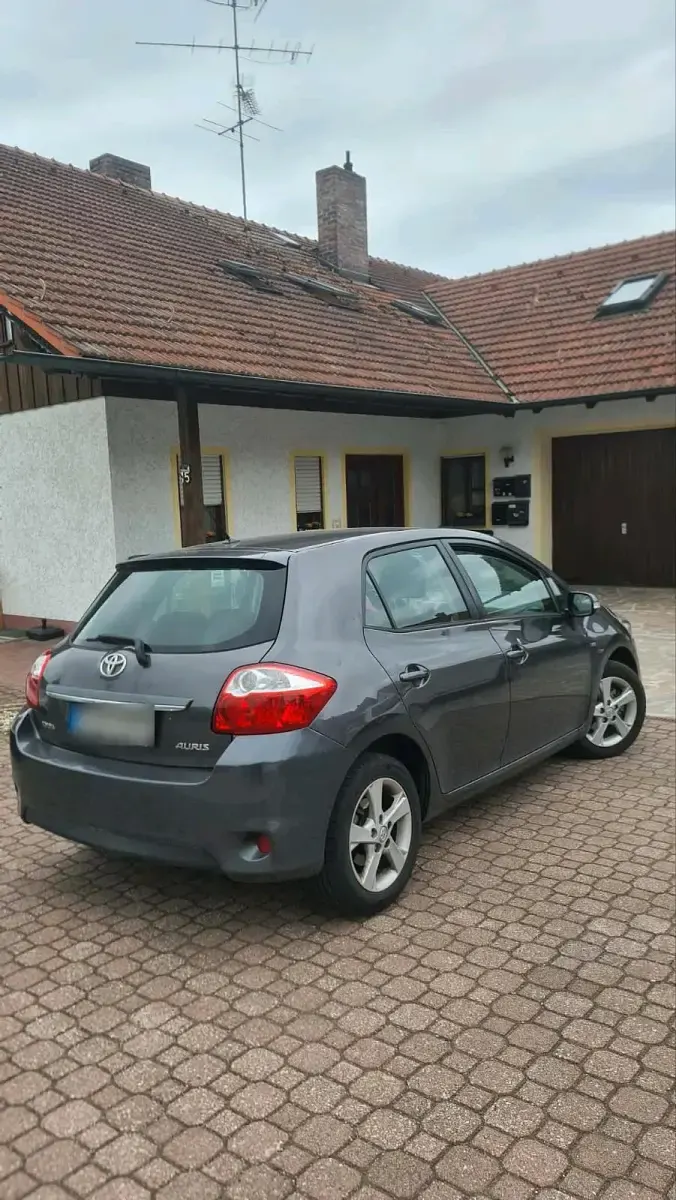 Gebraucht Toyota Auris 99 PS (72 kW) 2012 Grau Kleinwagen