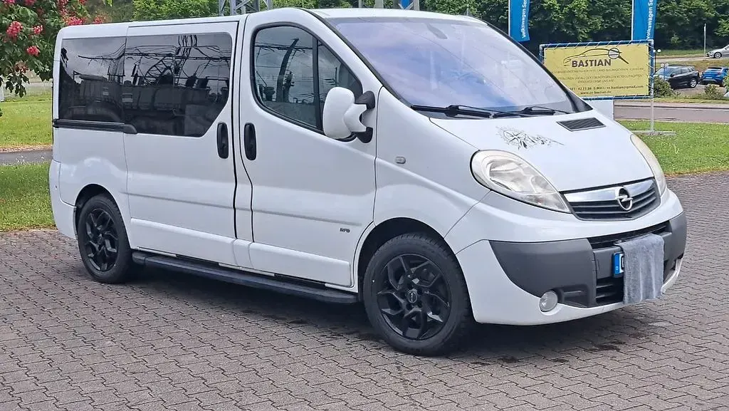 Usata Opel Vivaro 145 CV (106 kW) 2011 Bianco Monovolume