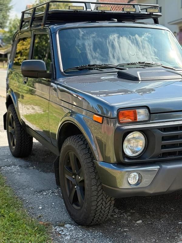 Grau Gebraucht 2021 Lada niva SUV | 17.150 € - Bild 1/4