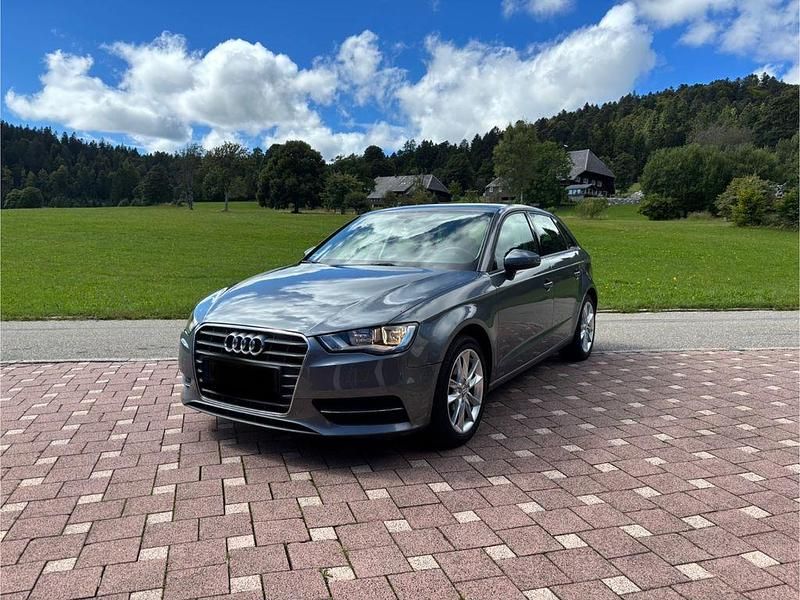 Grau Gebraucht 2016 Audi A3 Sportback Attraction Limousine | 11.500 € (Fairer Preis) - Bild 1/4
