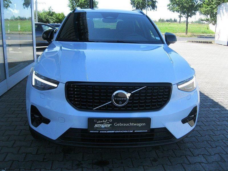 Blau Gebraucht 2024 Volvo XC40 Plus SUV | 38.990 € (Etwas zu teuer) - Bild 1/4
