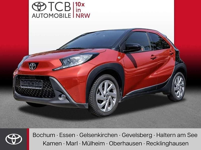 Chili red perleffekt/ night sky black Gebraucht 2022 Toyota Aygo Basis Kleinwagen | 17.489 € (Fairer Preis) - Bild 1/4