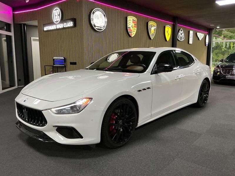 Weiß Gebraucht 2023 Maserati Ghibli Coupé | 56.990 € - Bild 1/4