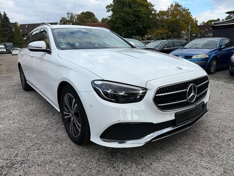 Weiß Gebraucht 2022 Mercedes E200 Limousine | 22.900 € (Superpreis) - Bild 1/4