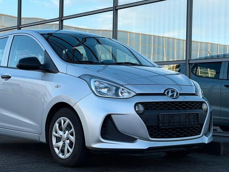 Gebraucht Hyundai i10 Basis 67 PS (49 kW) 2017 Silber Kleinwagen