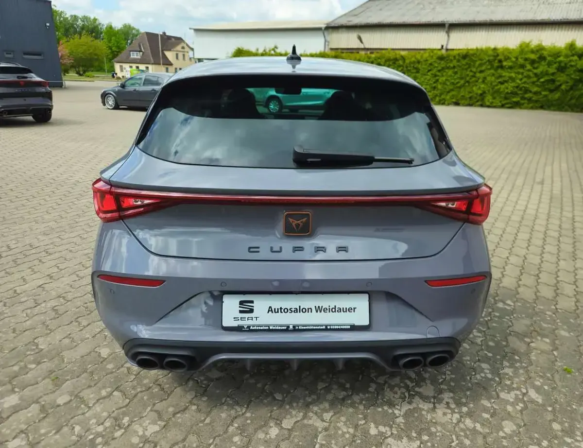 Używany Cupra Leon VZ 300 KM (220 kW) 2022 Szary Sedan/Limuzyna
