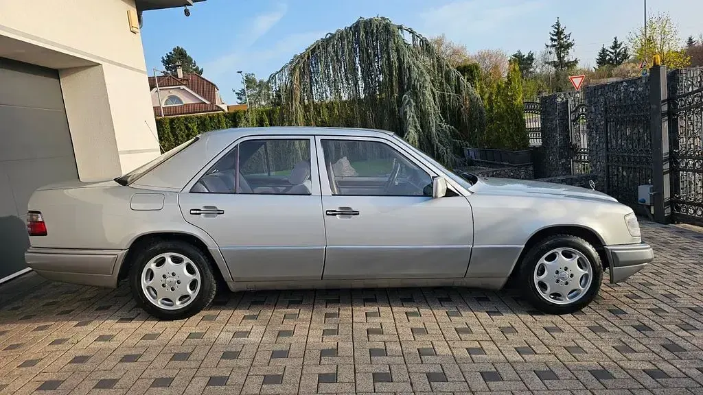 Gebraucht Mercedes E200 75 PS (55 kW) 1995 Silber Limousine