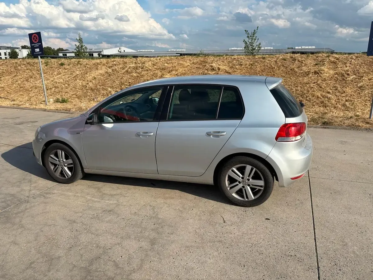 Gebraucht VW Golf VII Match 105 PS (77 kW) 2012 Silber Limousine