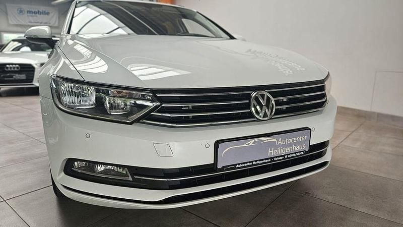 Weiß Gebraucht 2019 VW Passat Comfortline Kombi | 13.780 € (Guter Preis) - Bild 1/4