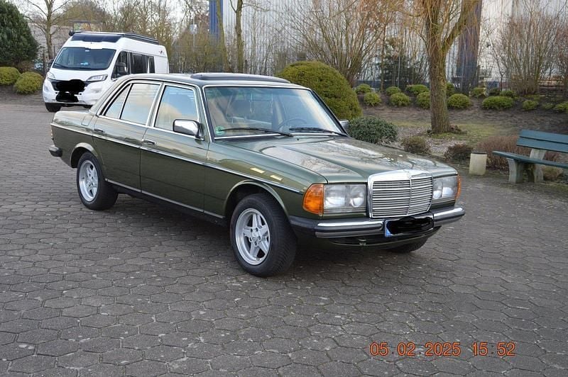 Gebraucht Mercedes E230 136 PS (100 kW) 1983 Grün Limousine