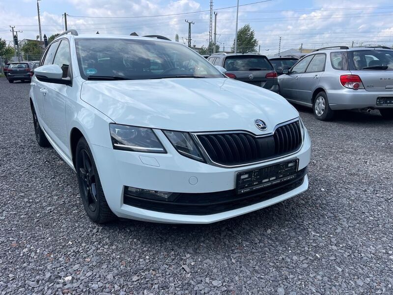 Weiß Gebraucht 2018 Skoda Octavia Ambition Kombi | 7.999 € - Bild 1/4