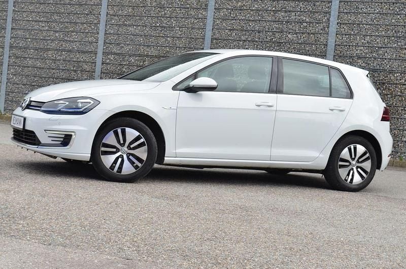 Gebraucht VW Golf 100 kW (136 PS) 2020 Weiß Limousine