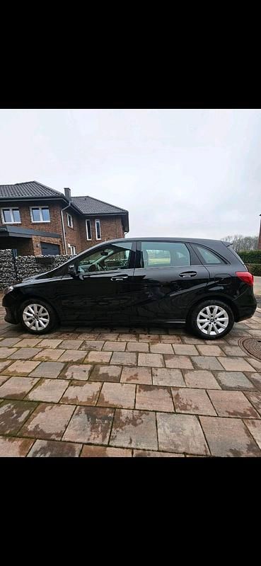 Usado Mercedes B200 136 HP (100 kW) 2017 Preto Monovolume