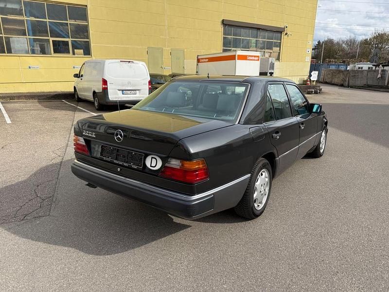 Gebraucht Mercedes E320 220 PS (161 kW) 1993 Schwarz Limousine
