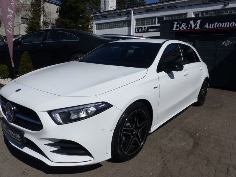 Weiß Gebraucht 2022 Mercedes A180 AMG line Limousine | 24.680 € (Guter Preis) - Bild 1/4